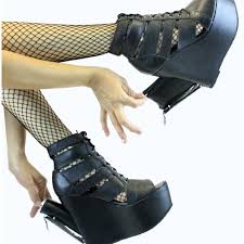 Tiré à quatre épingles, collectionnant les femmes et les gadgets les plus . Cadeaux 2 Ouf Idees De Cadeaux Insolites Et Originaux Des Chaussures D Agent Secret Chaussure Cadeau Insolite Objets