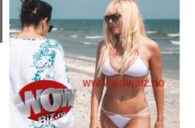 No sé si aún me recuerdas, nos conocimos al tiempo, tú, el mar y el cielo, y quién me trajo a ti. Galerie Foto Elena Udrea A Iesit La Plaja Intr Un Costum De Baie Minuscul Stirea Zilei