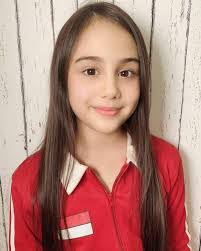 Nicole Rossy's Instagram, Twitter & Facebook