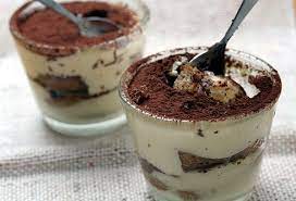Altı kapatıldıktan sonra vanilya eklenir ve karıştırılır. Kupta Kolay Tiramisu Tarifi Tatlilar