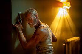 В прокат с 12 августа выходит «не дыши 2» (don't breathe 2), сиквел клаустрофобного хоррора федерико альвареса про невезучих грабителей, решивших ограбить дом слепого деда. Film Ne Dyshi 2 Ssha 2021 Afisha Kino
