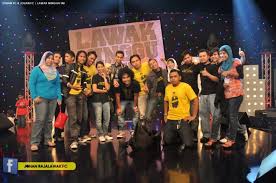 He is not dating anyone currently. Facebook