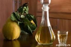 Tuica scorilo din gutui cu gutuie in interior 0.7l. PÄƒlincÄƒ È›uicÄƒ De Gutui Adroe Food