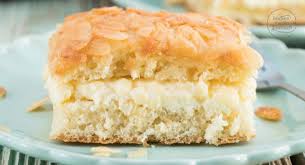 Anschließend den honig hinzufügen und dann den topf. Klassischer Bienenstich Vom Blech Backen Macht Glucklich