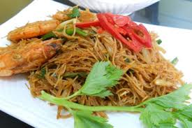 Semboyan yang pas untuk sajian nasi goreng kampung ini adalah penampilan boleh sederhana tetapi rasa harus luar biasa. Bihun Goreng Udang Jamu Selera Mstar