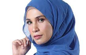 Actress rita rudaini speaking to reporters outside mutiara damansara police station last night. Instagram Rita Rudaini Diganggu Ini Respon Izreen Azminda Iluminasi