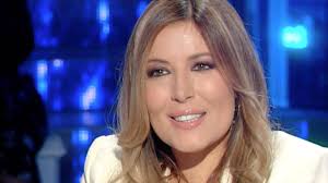 Selvaggia lucarelli (civitavecchia, 30 luglio 1974) è una giornalista, scrittrice, blogger, conduttrice radiofonica, commediografa e attrice teatrale italiana. Selvaggia Lucarelli Ennesimo Attacco Ecco Cosa Succede