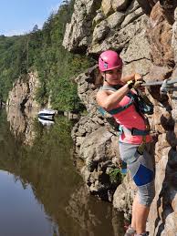 Via ferrata na pastýřské stěně se nachází v srdci děčína naproti děčínskému zámku přes řeku labe. Via Ferrata Kurz Hluboka Nad Vltavou Sportcourses Cz