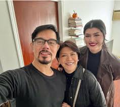 Mag-asawang Christopher De Leon at Sandy Andolong mayroon na pala sila na  limang anak na sina Rafael, Miguel, Gabriel, Mariel, and Mica.♥️