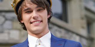 Mitchell Hope Is So Handsome In His Crown as King Ben For 'Descendants 3′! 