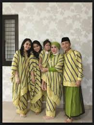 Jun 26, 2021 · keluarga marshanda sempat menghebohkan publik dengan kemunculan ayahnya yang ditemukan di jalanan sebagai gelandangan, terlepas dari cerita tersebut ternyata marshanda juga memiliki kehidupan yang manis bersama keluarganya, salah satunya adalah hubungannya bersama sang adik yaitu alyssa yang tak kalah memesona dari dirinya. 53 Baju Seragam Keluarga Artis Trend Terbaru
