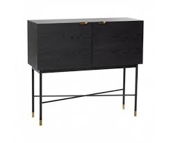 Commode haute tout en bois de couleur marron comprenant 2 portes et reposant sur un socle en métal bronze. Commode Design Chic En Bois Avec Poignees Laiton Toba Hubsch