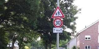 Stützvorrichtung für ein verkehrszeichen auf einer metallschiene. Tempo 30 Schild Am Hellweg Wurde Zum Schutz Von Kindern Aufgestellt Haltern