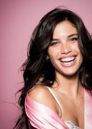 Qui era solo una bambina. Oggi è una delle donne più belle e desiderate del  mondo: http://fanpa.ge/nIzgd