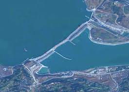 Barajul celor trei defileuri este situat pe cursul lui yangtze în china și este cel mai mare din lume. Cel Mai Mare Baraj Din Lume Barajul Sanxia Rombadconstruct