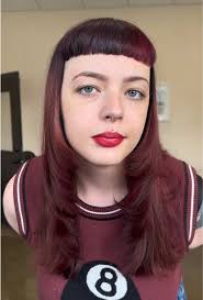 Blunt Baby Bangs y Face Framing Layers