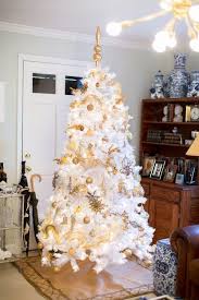 White and gold christmas tree decorations. 25 Glam And Shiny Gold Christmas Decor Ideas Shelterness