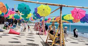 Cocok sebagai tempat liburan keluarga karena beragam faktor di baliknya. Pesona Keindahan Alam Pantai Topejawa Takalar Serasa Di Kuta Bali Travellink Indonesia