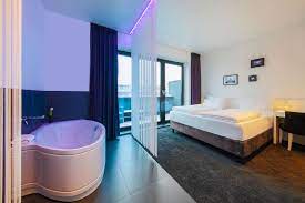 Sleep in the center of berlin and wake up well rested and fit. Hotelzimmer Mit Whirlpool In Berlin Baden Im Luxus