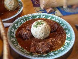 Wiener Saftgulasch Mit Semmelknodel Rezept Osterreich Spezialitaten