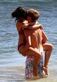 イタすぎるセレブ達】ジャスティン・ビーバー17歳、セレーナ・ゴメス18歳。ハワイ極秘休暇はこんな濃厚キスも。 (2011年5月29日) -  エキサイトニュース