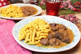Sauerbratengulasch Mit Low Carb Kurbisspatzle Happy Carb Rezepte Rezept Kurbisspatzle Fleisch Gerichte Rezepte