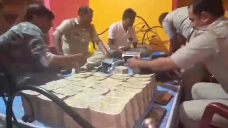 cash recovered | How Birbhum man Nazibuddin alias Tulu Mondal turned into millionaire from a daily wage earner dgtl - Anandabazar