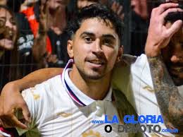 No sigo en Dock Sud” El delantero pergaminense, Máximo Guzmán, pasó por los  micrófonos de La Gloria o Devoto y confirmó que tras una temporada en el  “Docke”, su destino futbolístico tomará