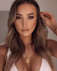 Laura Kruk's Instagram, Twitter & Facebook