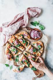 Naan Pizza Mit Gerostetem Blumenkohl Susskartoffel Und Pinken Zwiebeln Eat This Foodblog Vegane Rezepte Stories Rezept Lebensmittel Essen Rezepte Naan Pizza