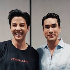 ‍♂ รองทรงต่ำแสกข้าง แบบของคุณ แบงค์ ธิติ เป็นทรงที่เรียบง่าย มีความเบาสบาย แต่ยืดหยุ่นมาก เพราะสามารถเซ็ตทรงเท่ๆ ออกมาได้หลายสไตล์ทีเดียว. à¸£à¸§à¸¡à¸£ à¸›à¸ à¸²à¸žà¸‚à¸­à¸‡ à¸›à¸£à¸°à¸§ à¸• à¹à¸šà¸‡à¸„ à¸˜ à¸• à¸«à¸™ à¸¡à¸«à¸™ à¸²à¹ƒà¸ª à¸¥ à¸„à¸‚ à¹€à¸¥ à¸™ à¸ˆà¸²à¸à¸£ à¸§ à¸¡à¸«à¸²à¸§ à¸—à¸¢à¸²à¸¥ à¸¢à¸à¸£ à¸‡à¹€à¸—à¸ž à¸£ à¸›à¸— 46 à¸ˆà¸²à¸ 73