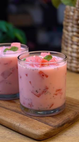 5 menit jadi!! , ES SUSU SEMANGKA, Bahan:, - Semangka, - Nata de coco, - Biji Selasih, - 3 sdm Krimer , - 300 ml Susu Cair Full Cream, - Kental Manis, - Es Batu, - Daun Mint optional, Dapatkan resep ...