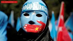 Yalnızca 1997 yılında 500 kişi hakkında idam cezası verilmiş ve bu zulmü tatbik etmişlerdir. Dogu Turkistan Uygur Turklerine Cin Zulmu Senryu Siiri Osman