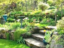 Exemples de jardins qui impressionnent par leur qualité paysagère. Exemple D Amenagement De Jardin En Pente Ou En Rocaille Amenagement Jardin En Pente Amenagement Jardin Jardin En Pente