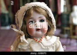 È sotto embargo per 0001 Lunedì 15 Maggio fiori riciclata con tazze e tappi  di bottiglie da artista Michelle Reader, sedersi tra decine piantata sul  suolo della foresta come parte di una