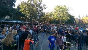 Disneyland In December Best Worst Days To Go Is It Packed Real Time Crowd Tracking Isitpacked Com