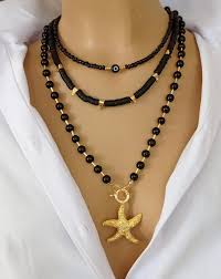 Collana in onice nero placcata oro con design a stella marina, tre file,  regalo unico per la festa della mamma