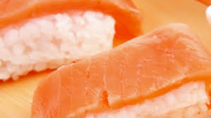 Dal momento che i salmoni trascorrono parte della loro vita in ricorda di acquistare il pesce lo stesso giorno in cui hai intenzione di preparare i nigiri. Shutterstock