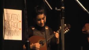 They started in 2002 with the three sisters corina (transversal flute), elisa (mandolin, piano and clarinet) and lia (7 string guitar), together with eduardo, their father. Elisa Meyer Bandolinista Pianista E Compositora Do Choro Das Tres Sp Faz Aniversario Hoje Barulho D Agua Musica