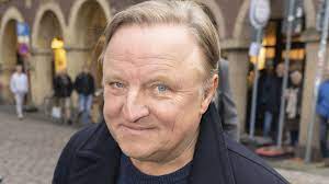 Die welt besteht für marko (axel prahl) vor allem aus rückenschmerzen. Jung Schon Axel Prahl Zeigt Seine Neue Freundin Promiflash De