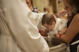 I bambini naturalmente sono inconsapevoli di quanto avviene con il rito battesimale, ma quando crescono e assistono al santo battesimo di qualche bambino, si chiedono (e ci chiedono) il perché di questo gesto. Cosa Dice La Bibbia Sull Origine Del Battesimo Dei Bambini