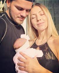 Mickael carreira (dourdan, 3 de abril de 1986), nome artístico de mickael araújo antunes é um cantor e letrista português de música de expressão portuguesa que alterna entre os géneros pop, ligeira e latina. Mickael Carreira E Laura Figueiredo Mostram A Filha Pela Primeira Vez