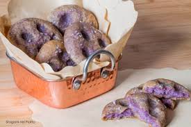 La vellutata di patate viola è un primo piatto delicato e molto gustoso preparato con patate vitelotte, profumato con il timo e arricchito dalla stracciatella pugliese. Focaccine Di Patate Viola Stagioni Nel Piatto