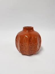 Vases want to give your floral arrangement an upscale look and feel? Mini Leaf Vase Brown 11cm Desflora