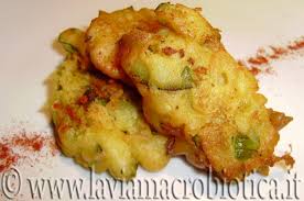 Le frittelle di zucchine sono un antipasto semplice e sfizioso, che piacerà a grandi e piccini. Frittelle Di Zucchine Con Pastella Di Farina Di Ceci La Via Macrobiotica