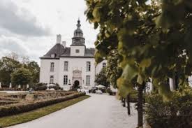 Beim sektempfang begrüßten catharina & tobias ihre hochzeitsgäste nochmals offiziell und stießen gemeinsam auf. Boho Klassik Im Schloss Gartrop Evelina Galinis Fotografie