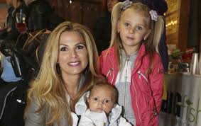 Danielu šinkorovou (47) kdysi naprosto zdrtilo, když ji opustil roman vojtek (47). Vojtek Vystehoval Zenu A Deti Sakra Luxusni Vyhnanstvi Ahaonline Cz