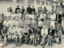 Alors que la « tondue » est une des images fortes de la libération, les études furent peu nombreuses sur la question.cette pratique fut pourtant massive et lors de ces tontes, on assiste à une véritable mise en scène du corps de ces femmes. Epingle Sur Evenements