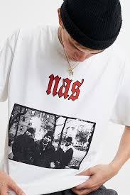 Does anyone know what shirt urban outfitters uses on their private brand urban renewal? Uo Archive T Shirt Nas Mit Fotografik In Weiss Urban Outfitters De