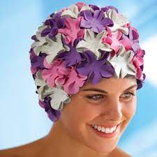 Ad copricapo leggero di lana, stoffa o tela, talvolta legato sotto il mento per mezzo di due nastri, in passato comune nell abbigliamento femminile, oggi usato spec. Cuffia Da Bagno Con Fiori Lilla Rosa Bianco